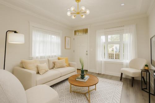 East Side House | Spacious 4BD Home in Vancouver