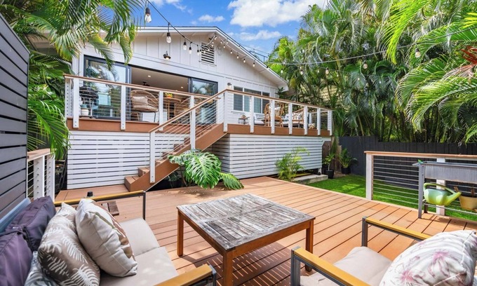 Kailua House | Spacious 4BR/3BA home w/WiFi, AC - walk to beaches, parks, shops & restaurants!