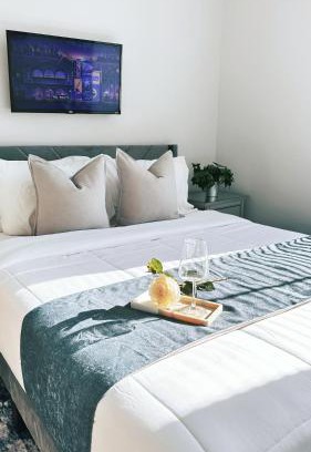 Downtown Apartment | Spacious 4BR Apt, Sleeps 8, Downtown by Theaters
