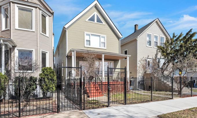 Belmont Cragin House | Spacious 4BR Home. Your Cozy Home Away from Home