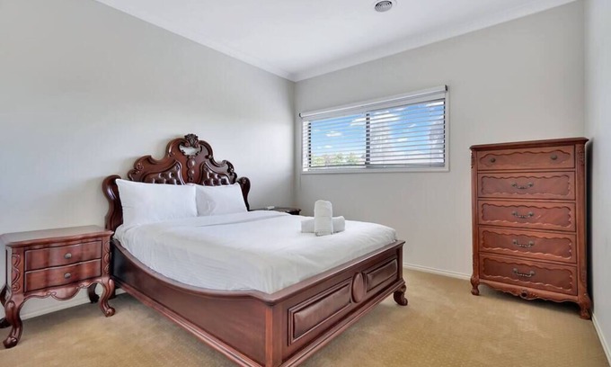 Sanctuary Lakes House | Spacious 4BR House In Great Location