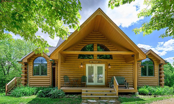 Apple River Cabin | Spacious 4BR Log Cabin Getaway | Hot Tub, King Beds, Fire Pit