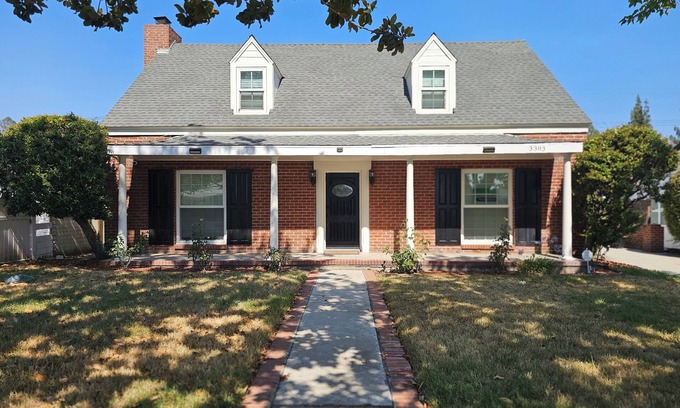 San Bernardino House | Spacious 5-bedroom bungalow in amazing San Bernardino with fitness room, AC