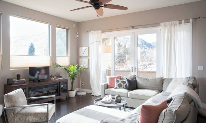Dakota Ridge - Northbriar House | Spacious 5-bedroom Home with Gorgeous Mountain Views & Trails in North Boulder