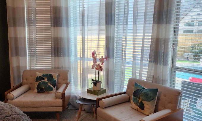 Pecan Grove House | Spacious 5-bedroom Retreat with WiFi, AC