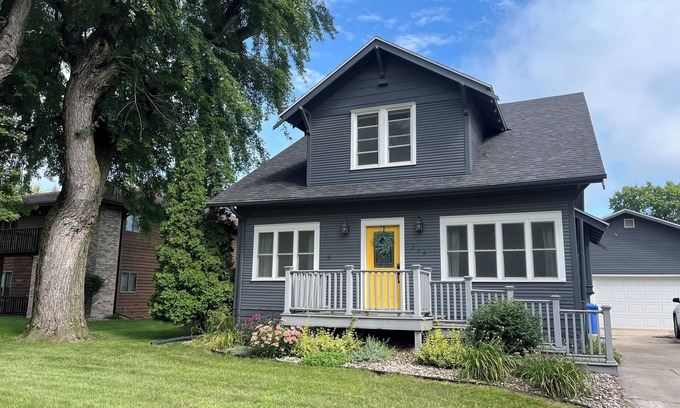 Sioux Center House | Spacious 5-bedroom Sioux Center house that's a short walk from Dordt