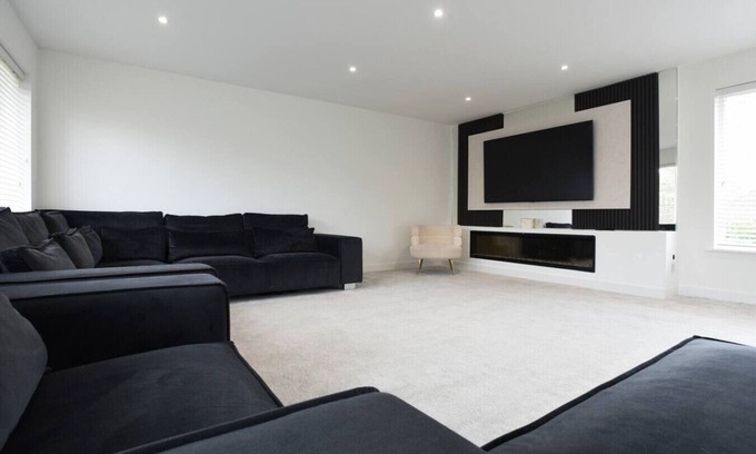 Cowplain House | Spacious 5 Bedroom w/Hot Tub | Waterlooville`s Gem