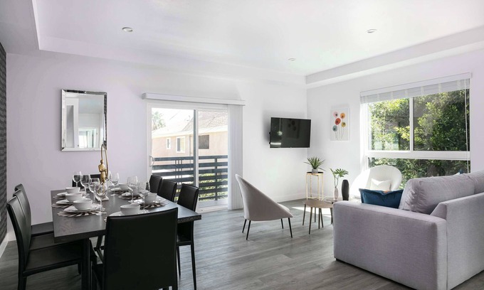 Mid City House | Spacious 5BR Townhouse | Free Parking Included