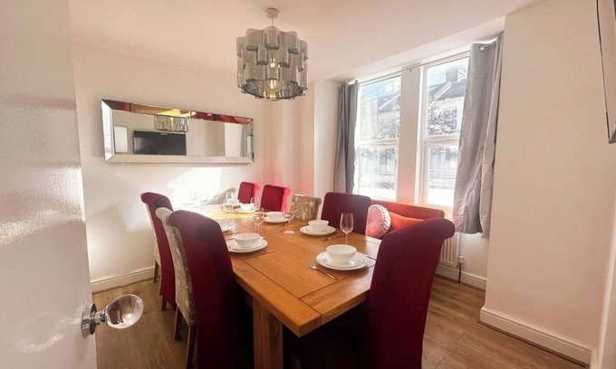Tooting House | Spacious 6-bedroom house in Tooting with modern amenities and a private patio.