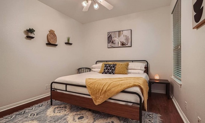 North Loop House | Spacious 6-bedroom Duplex w/Pool Mins FC Stadium/Domain