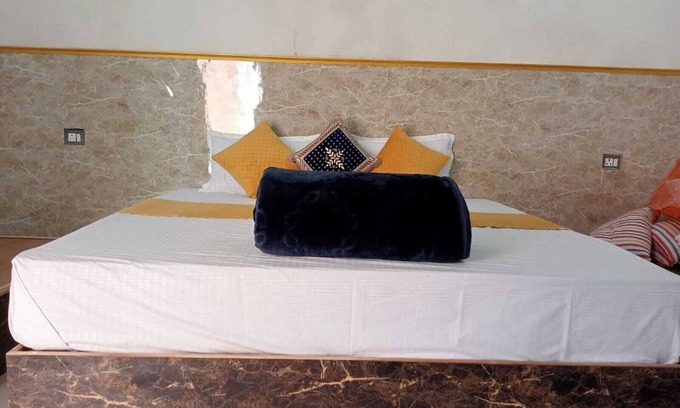 Varanasi House | Spacious 6-bedroom house with WiFi, AC in enchanting Varanasi
