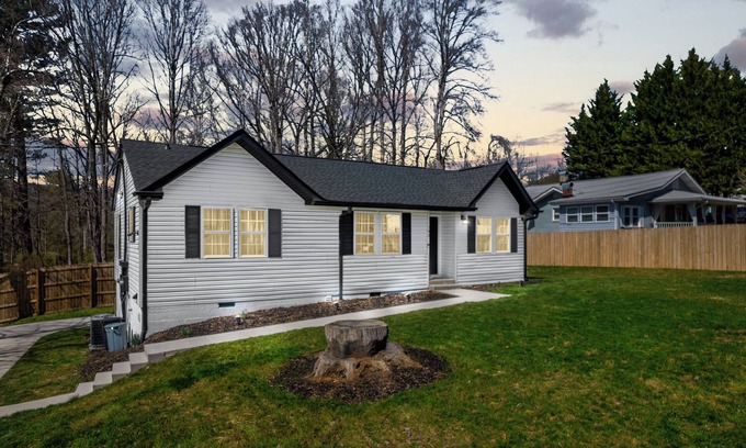 Brevard House | Spacious 6-bedroom house in beautiful Downtown Brevard