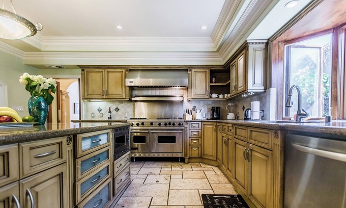 Tarzana Villa | Spacious 6-bedroom villa LAVISH RESORT