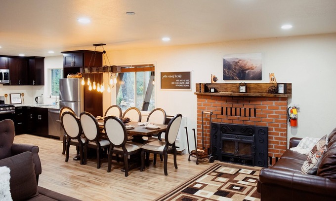 Echo Lake Cabin | Spacious 6-Bedroom Tahoe Cabin, 9 minutes to Sierra Ski Resort! Mountain Views