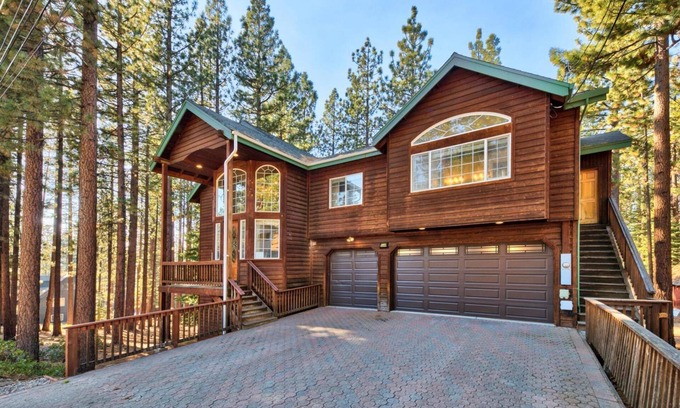 Montgomery Estates Cabin | Spacious 7Br+ Bonus 8th Br, Pool and Foosball Table, 13 Beds, 14 Guests+Kids 5 Years Old and Younger
