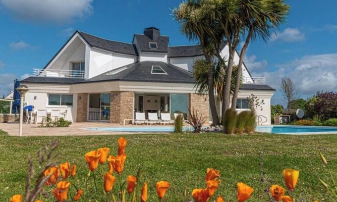 Baden Villa | Spacious and Bright Villa in Baden - Heated Pool, Garden and Gulf View