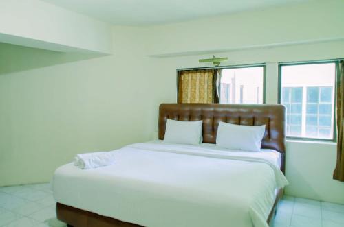 Old Jakarta Apartment | Spacious and Homey 3BR at Kondominium Rajawali Apartment By Travelio
