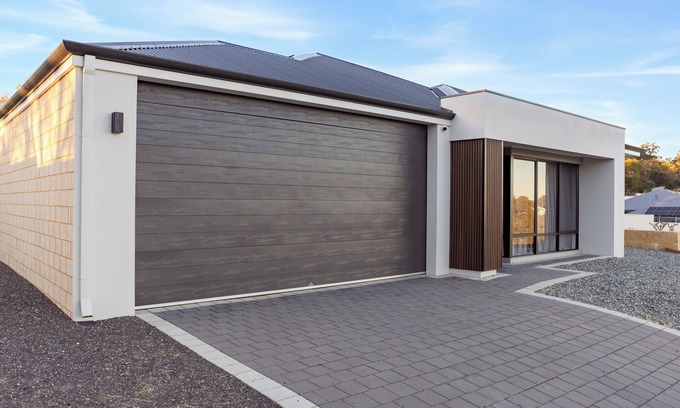 Dawesville House | Spacious and serene intelligent home. 3 min to estuary,beach,shops, and trails