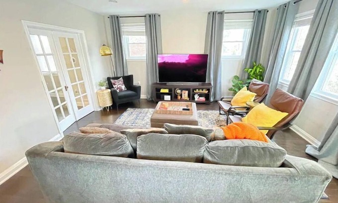 Hillen House | Spacious and Serene Baltimore Townhome