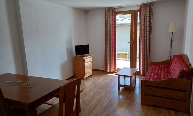 Albiez-le-Vieux Apartment | Spacious apartment 300m from slopes and shops with balcony, parking