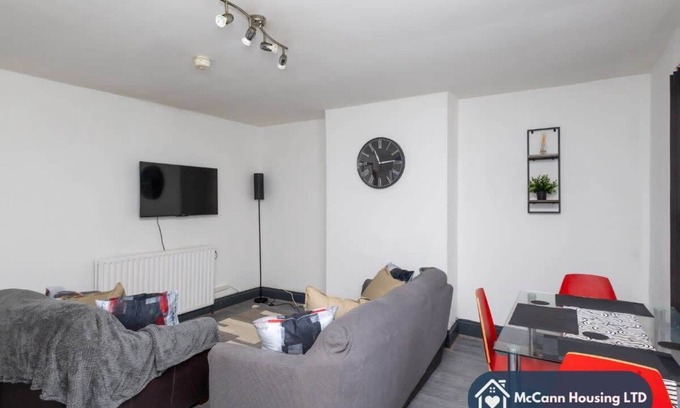 Leeds House | Spacious Apartment | Complimentary Parking | Close to Hyde Park