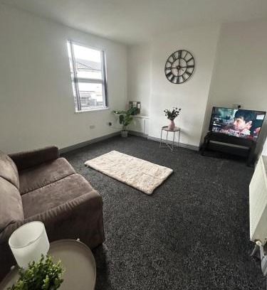 Erdington Apartment | Spacious Apartment near train station with a parking space