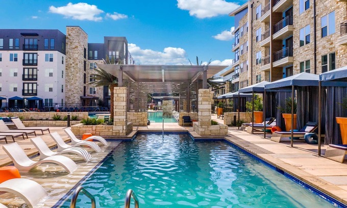 Addison Apartment | Spacious Apartment/pool/Free Parking/fitness room with 2 TV.