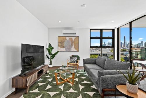 Newstead Apartment | Spacious Apt with Stunning City Views and Car Park!