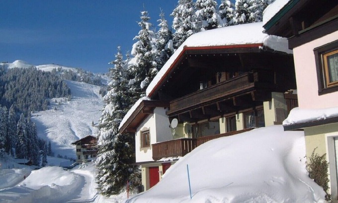 Jochberg Ski Chalet | Spacious Austrian ski chalet very close to lifts