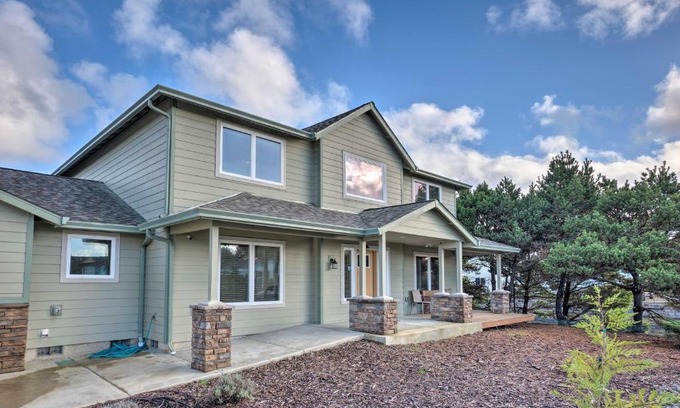 Bandon House | Spacious Bandon Getaway - 2 Blocks to Ocean!