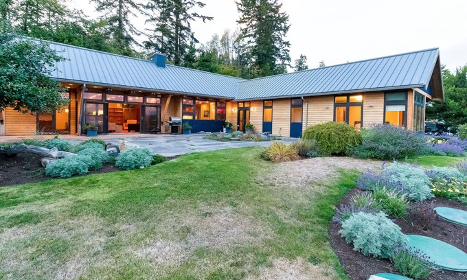 Anacortes House | Spacious bayfront home w/a patio, views, & easy beach access
