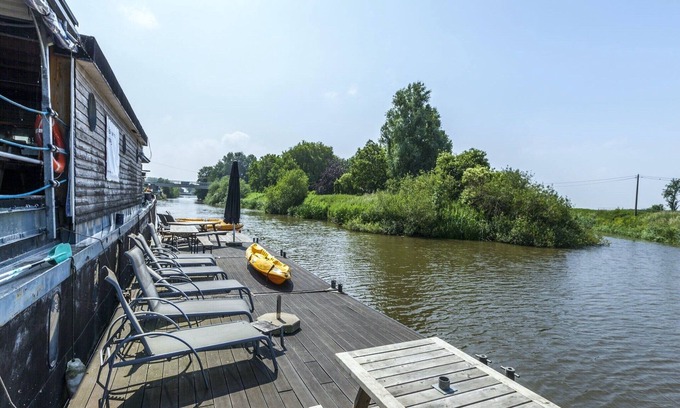 Merkem Boat Rental | Spacious Boat with Scenic Views