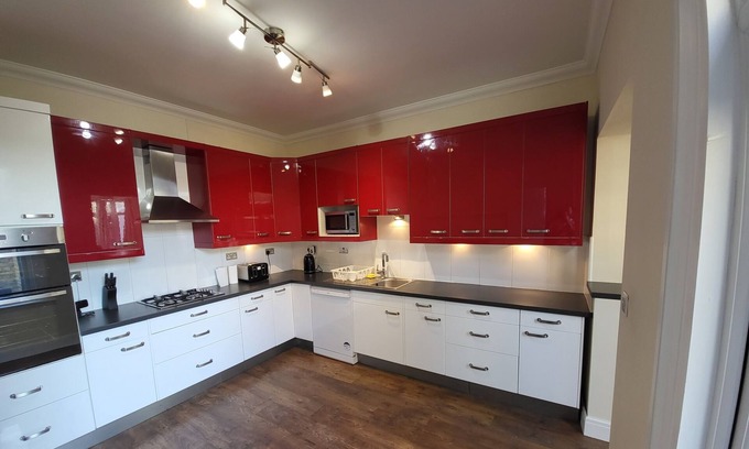 Southfields House | Spacious Central 5 Bedroom House by Tube Station