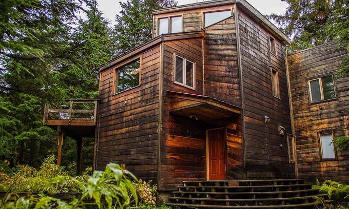 Alyeska Ski Chalet | Spacious chalet with WiFi, private hot tub & solarium - dogs ok