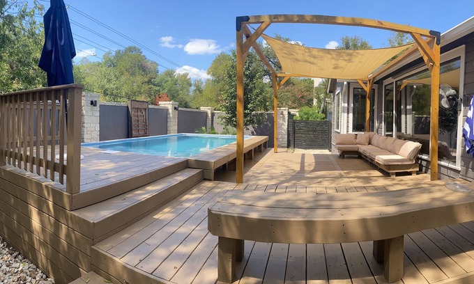 Westfield House | Spacious Charmer Sleeps 12 w/heated pool Dtown Austin