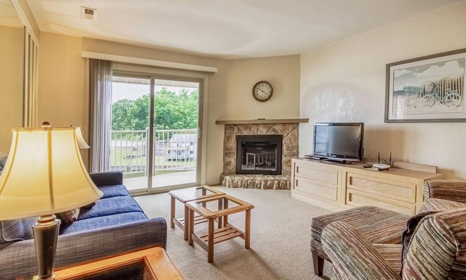 Osage Beach Resort | Spacious Condo 508 w/ Full-Sized Kitchen, Grill, & Deck Overlooking the Lake