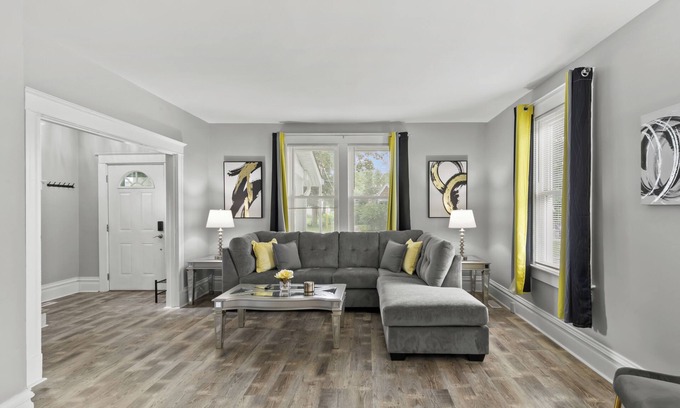 St. Louis House | Spacious Cottage near Airport, Hospitals, & HWYs