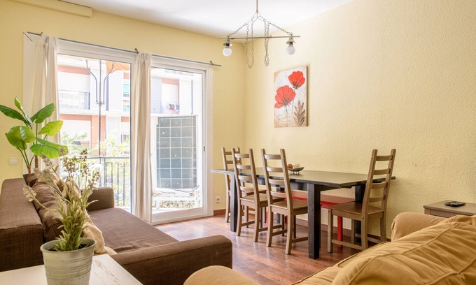 Esquerra de l'Eixample Apartment | Spacious & Design 4Br w/Balcony WIFI + Parking 15m Ramblas Walking Distance