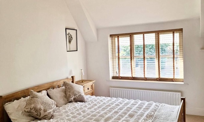 Wokingham House | Spacious Double Bed Room Ensuite & Onsite Parking - Only suitable for one guest