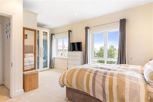 Malahide House | Spacious ensuite room with free parking