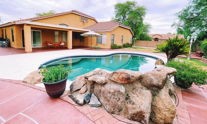 Canyon Trails House | Spacious & Family Friendly Home 4bd/2ba with Pool!
