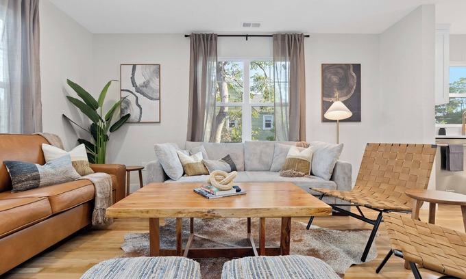 Berkley House | Spacious Family Haven ~ Hot Tub, Pool & Ping Pong, Movie Room!