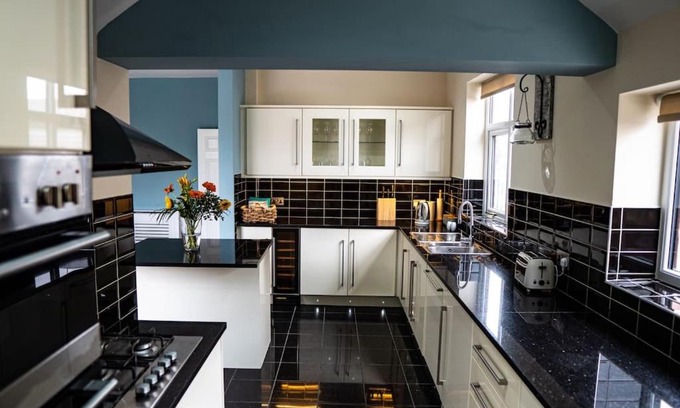 Bispham House | Spacious Family Home Minutes from the Beach