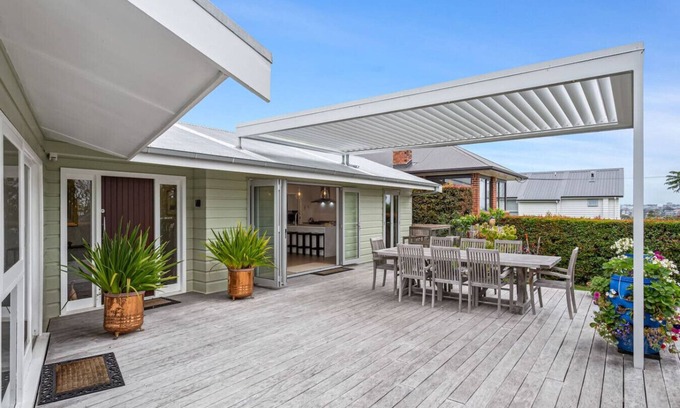 Auckland Apartment | Spacious family home in Meadowbank| by Furnished Rentals