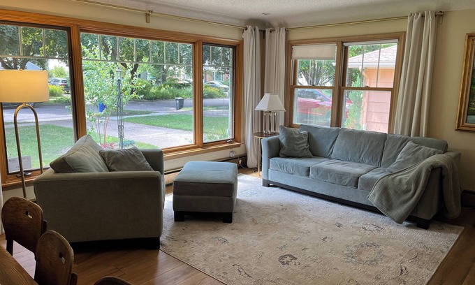 Payne - Phalen House | Spacious Fully Renovated 4-Bedroom Home With 2 Kitchens Near Lake Phalen