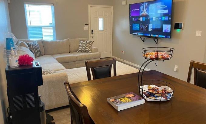 Edinburg Apartment | Spacious Getaway near UTRGV w/King Bed near UTRGV!