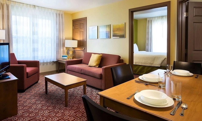 Shea Business Park Hotel | Spacious Good-Value Accommodation! 2 Convenient Units, Outdoor Pool