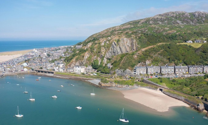 Barmouth House | Spacious Grand Victorian Townhouse by the sea. Magnificent Views. Great Location