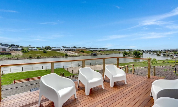 Nangkita House | Spacious holiday home at 94 Blanche Parade Hindmarsh Island