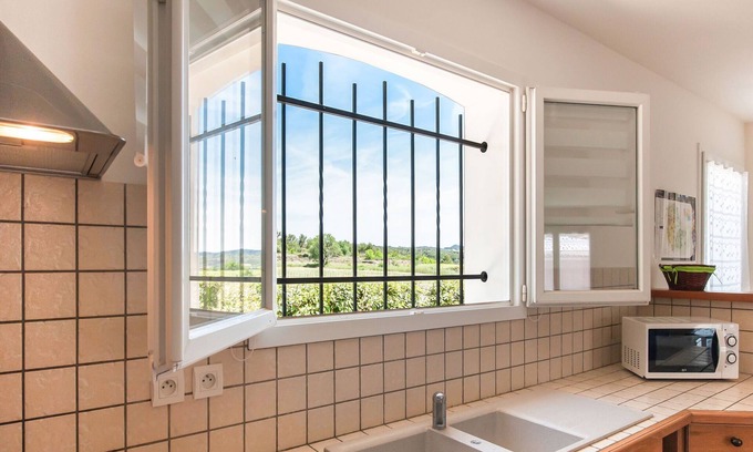 Beaufort House | Spacious Holiday Home in Aigues vives